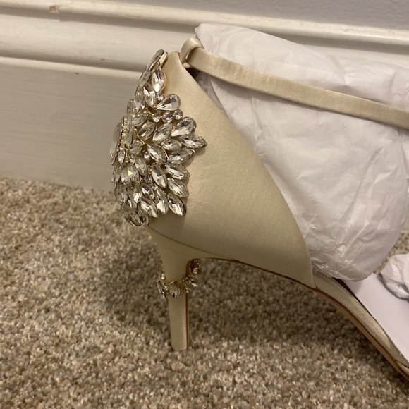 NIB stunning Badgley Mischka Vienna ivory satin shoes. Size 9. - Picture 14 of 15